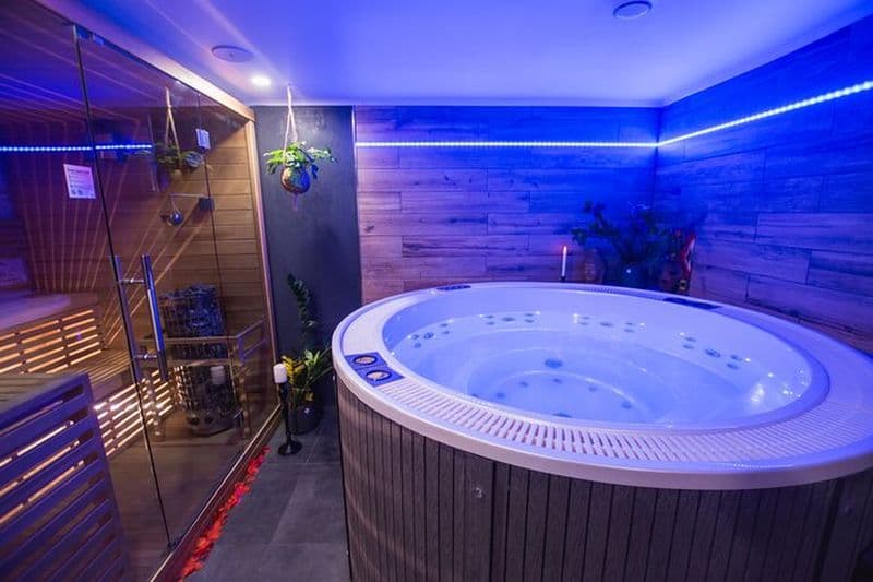SPA privé avec jacuzzi et sauna - ZONE NOIRE
