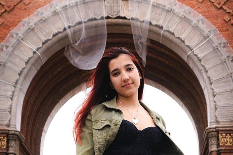 Séance photo d'élégance intemporelle à l'Arc de Triomf