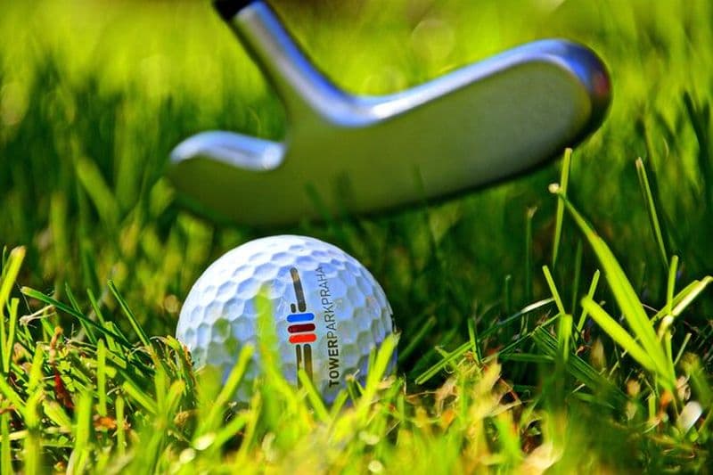 Expérience de minigolf sous la tour de télévision de Prague