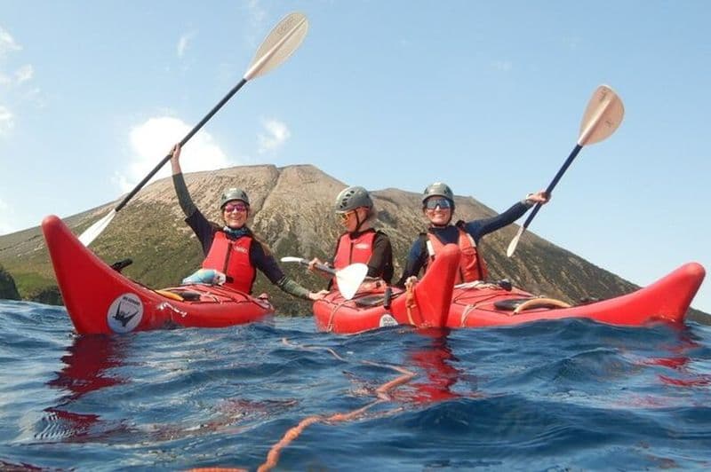 Billet Visite privée explorez l'île Vulcano en kayak et coasteering