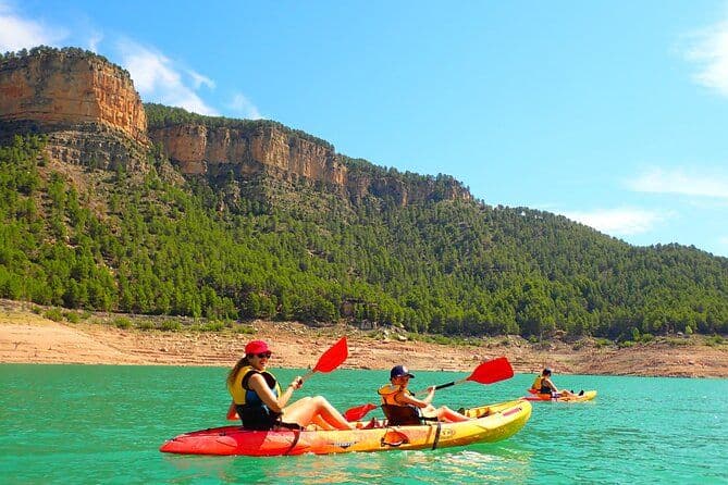 Excursion privée d'une journée en kayak et aux sources thermales