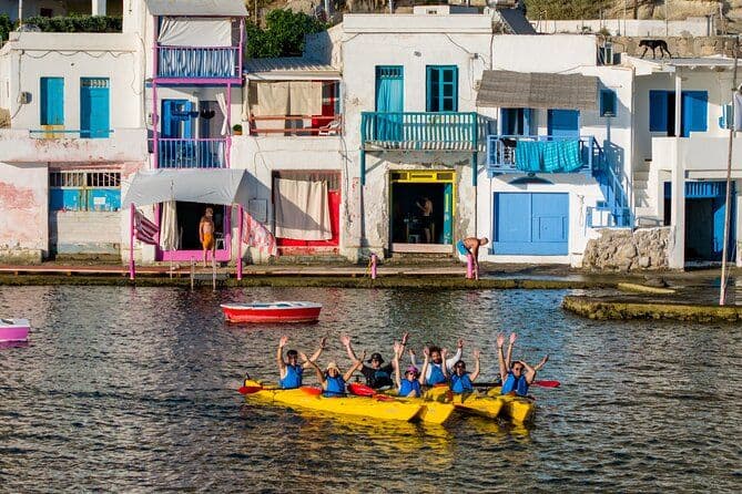 Aventure en kayak au coucher du soleil à Milos à Klima coloré