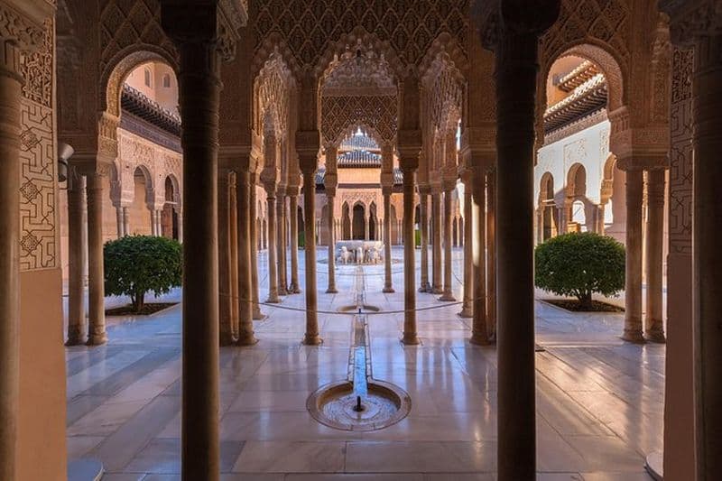 Visite de l'Alhambra et palais des Nazaries avec expérience de massage au hammam