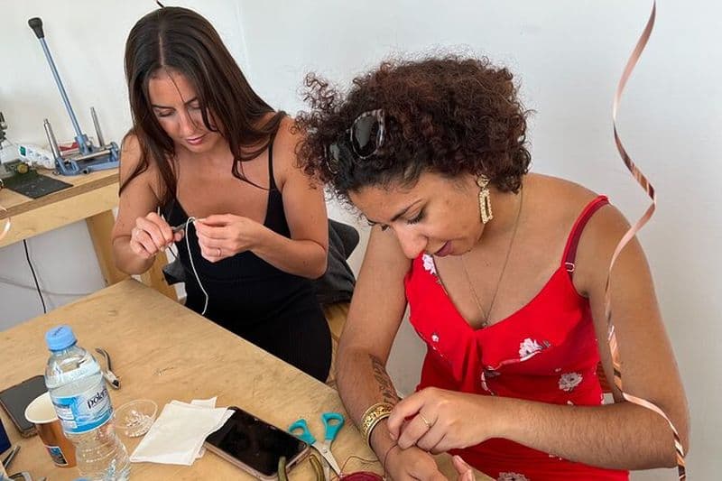 Atelier de fabrication de bijoux avec de l'ambre