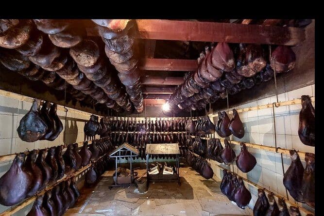 Billet Visite privée: Dégustation de plats et de vins faits maison dans ma maison familiale