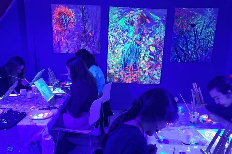 Atelier de peinture Fluorescente à Lyon dans une galerie d'art