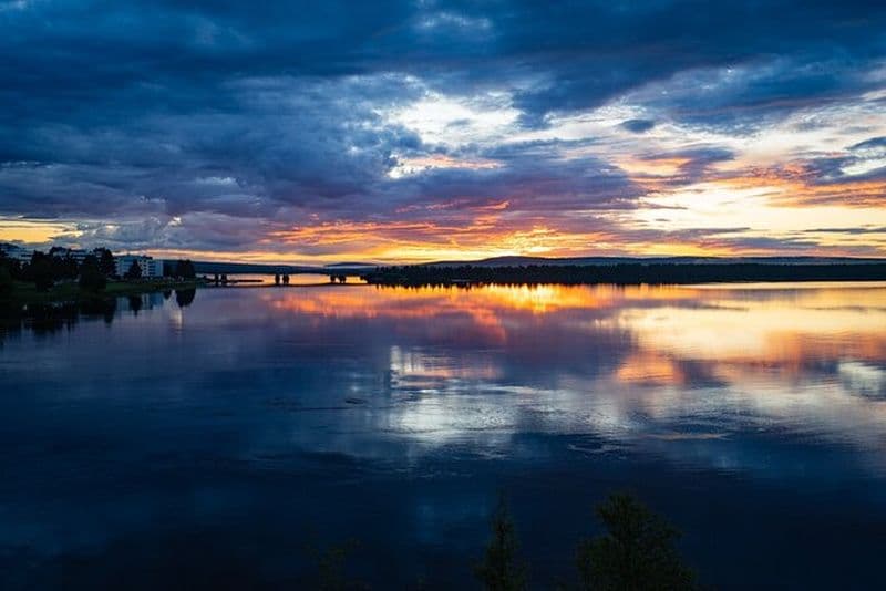 Croisière en Bateau et Pêche sous le Soleil de Minuit