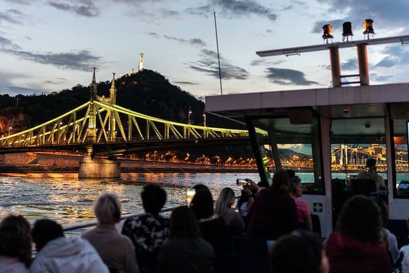 Croisière nocturne touristique sur le Danube à Budapest avec boissons