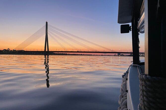 Croisière en bateau au coucher du soleil sur le canal de Riga et la rivière Daugava