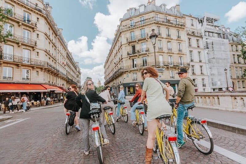 Paris Quartiers et histoires Hors des sentiers battus Visite guidée à vélo