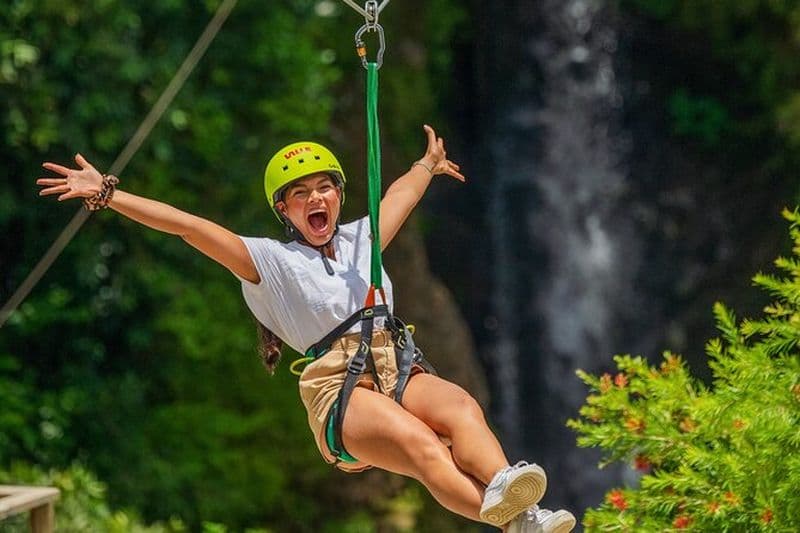 La tyrolienne cascade (2 lignes) – Zip au-dessus de la beauté de la nature