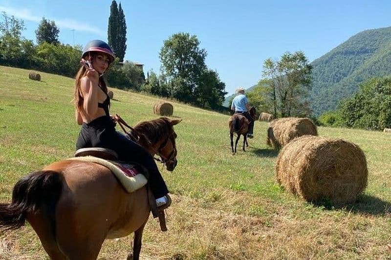 Balade à cheval et journée de détente au bord de la piscine avec déjeuner toscan