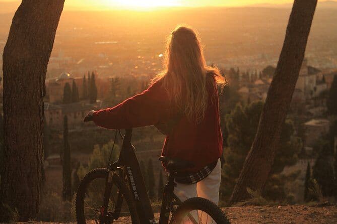 Grenade : coucher de soleil sur l'Alhambra et la Sierra Nevada en vélo électrique