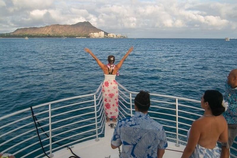 Croisière au coucher du soleil BYOB au large de la côte de Waikiki