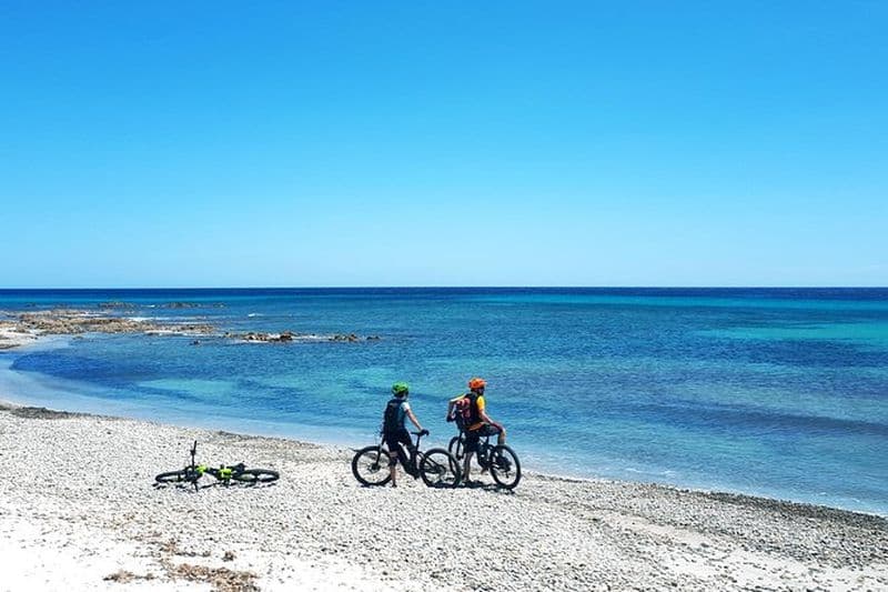 Balade facile à Biderosa, Berchida et Capo Comino, avec VTT électriques
