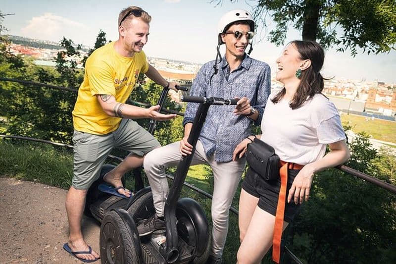 Excursion en Segway en petit groupe de 1,5h et transfert en taxi gratuit ️avec PragueWay