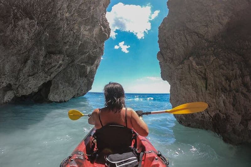 Excursion en kayak à Porto Miggiano parmi les grottes sulfureuses