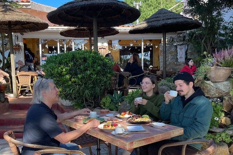 Visite d'une demi-journée à Cascais / Sintra avec brunch et dégustation de vins