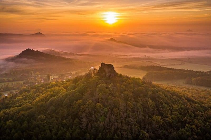 Randonnée panoramique dans la campagne tchèque jusqu'au château, dégustation de charcuterie locale