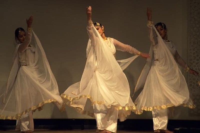 Directement du feu - Dîner et spectacle de danse avec transferts privés