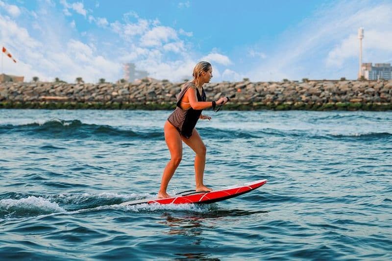 Activité de planche de surf EFoil et Hydrofoil à Dubaï