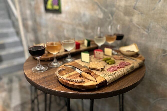 Expérience de dégustation de vins et de fromages britanniques dans la ville de Bath