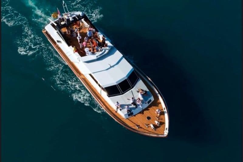 Soirée VIP en Yacht de Luxe avec Feux d'Artifice et Repas et DJ