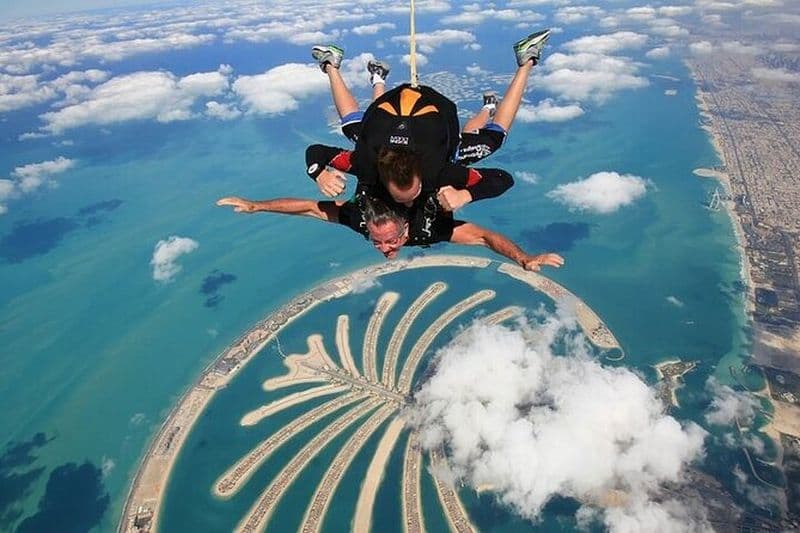 Tandem de parachutisme à Dubaï au-dessus de la paume avec transferts en option