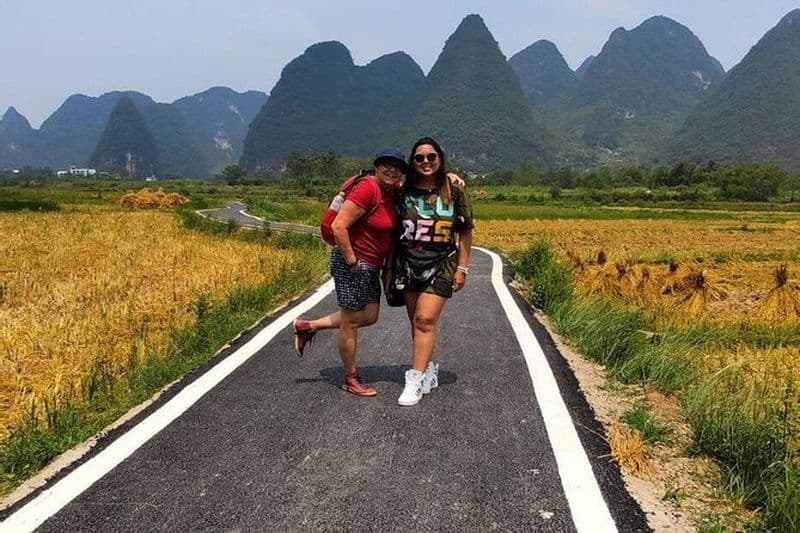 Li-River d'une journée complète avec la chambre VIP 4 étoiles de luxe en bateau et la randonnée pédestre à Yangshuo