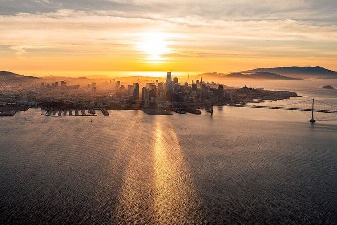 Vol en avion au coucher du soleil à San Francisco