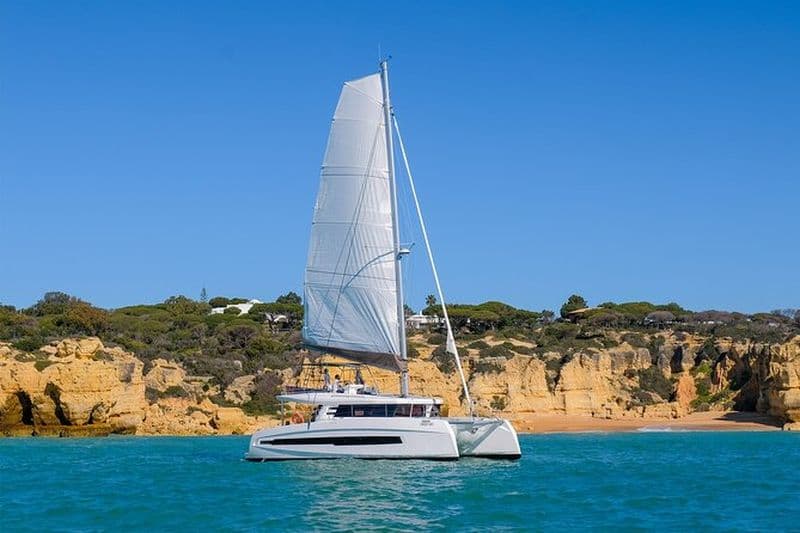 Albufeira: Location de catamaran privé d'une demi-journée en Algarve