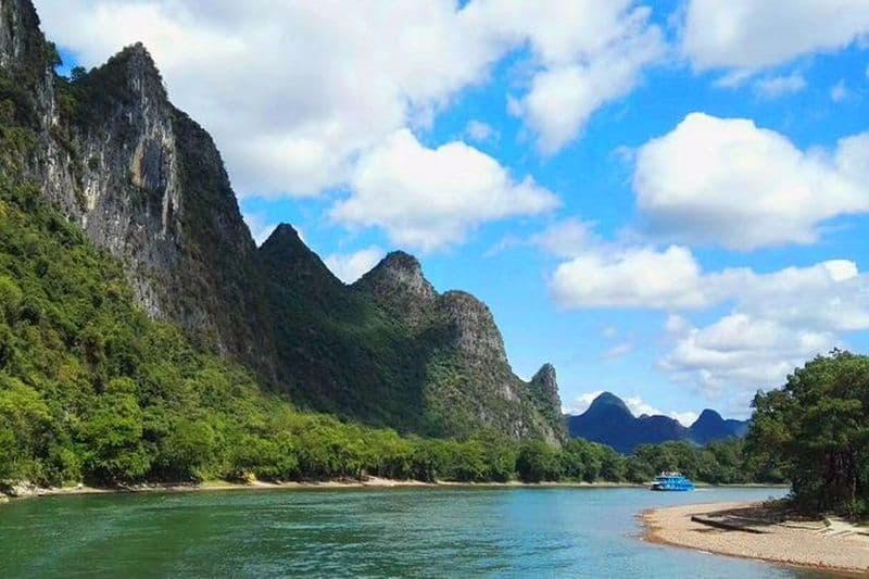 Visite privée de Guilin avec grotte de flûte de roseau, rafting en bambou + Explorez Yangshuo à vélo