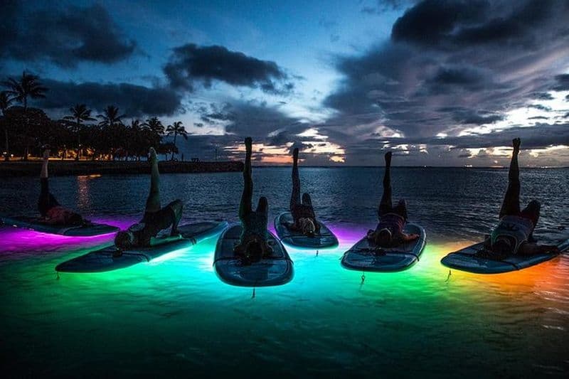 SUP Yoga nocturne à Honolulu, Hawaï