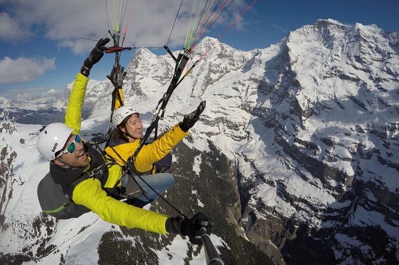 Mürren : Parapente au-dessus de la vallée de Lauterbrunnen