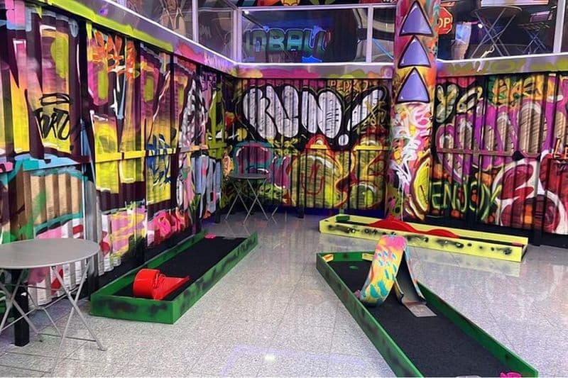 Expérience de mini-golf intérieur à Porto avec bar