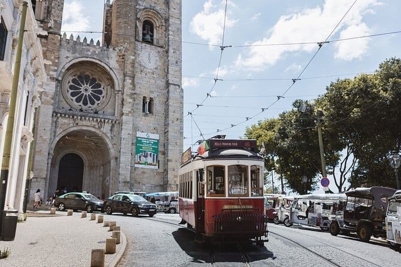 Le tramway rouge des colines par la célèbre route du tramway 28