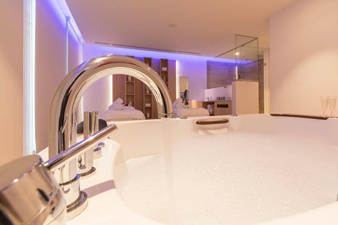 Massage en couple romantique + entrée au spa et jacuzzi privé avec cava