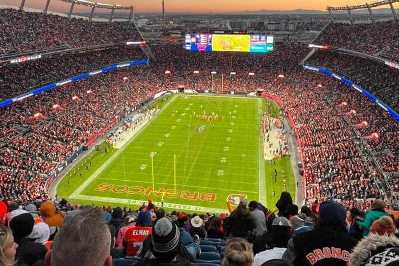 Billet Billet pour le match de football des Broncos de Denver à Empower Field à Mile High