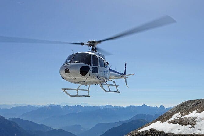 Vol privé en hélicoptère vers le Stockhorn, avec vue sur les Alpes suisses.