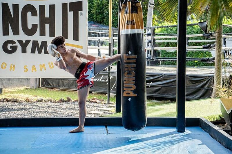 Entraînement Débutant Muay Thai à Koh Samui avec des Combattants Pro