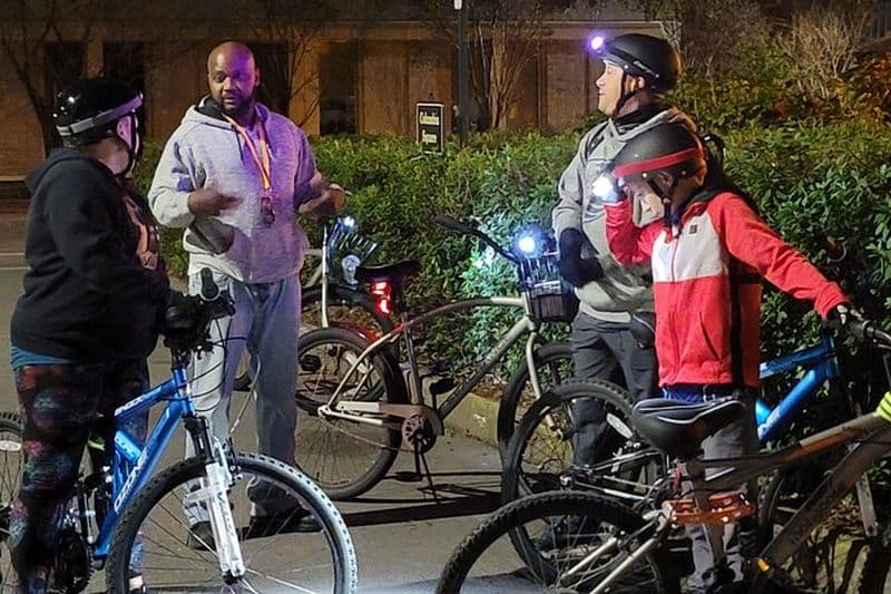 Excursion en vélo de nuit hantée dans la savane