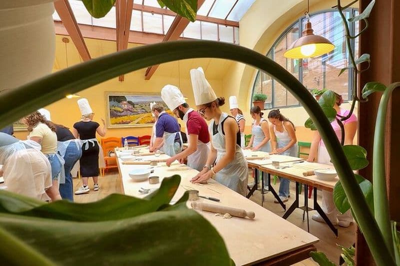 Sienne : Cours de cuisine de pâtes et de tiramisu en petit groupe avec vin