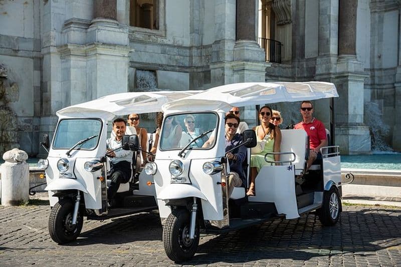 Visite privée de Rome en Tuktuk électrique avec prosecco et pick-up