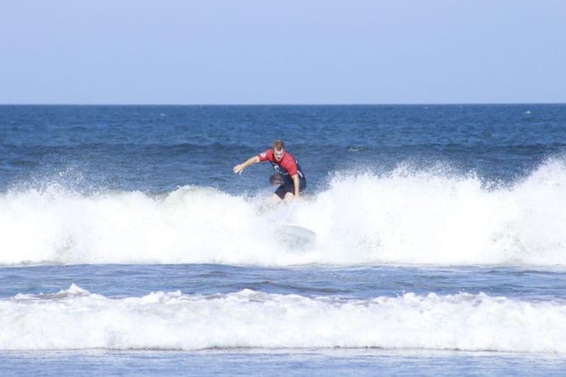 Cours de surf sur la plage de Seminyak à Bali