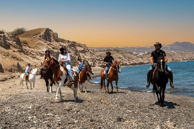 Excursion à cheval sur la plage noire isolée Premium à Santorin