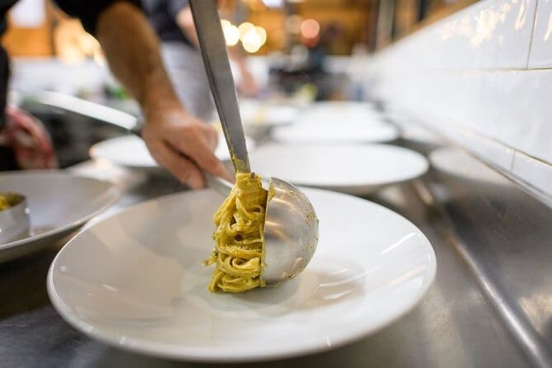 Milan: Cours de cuisine de pâtes et de tiramisu en petit groupe avec vin