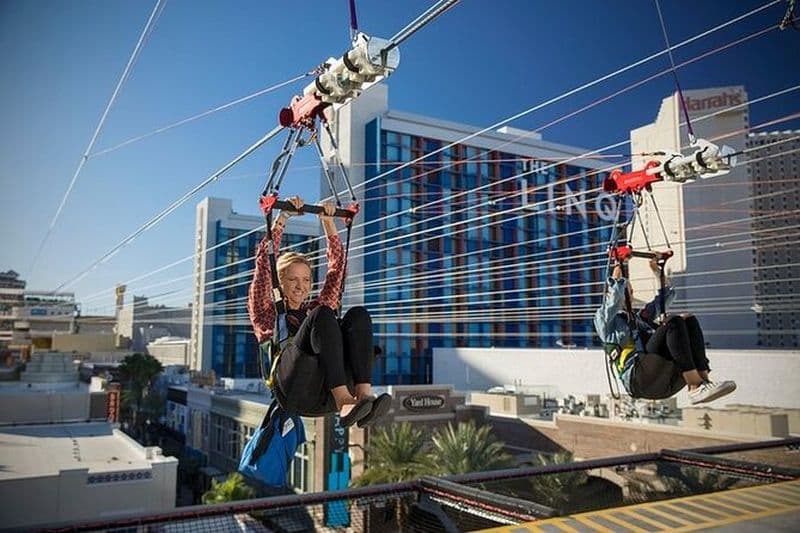 Volez avec la tyrolienne LINQ sur la promenade LINQ à Las Vegas