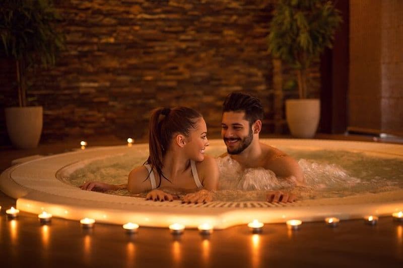 Massage en couple avec jacuzzi privé, coupe de cava et entrée SPA à Eurotel