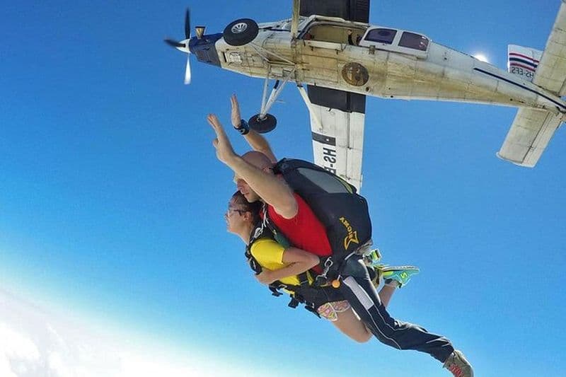 Parachutisme en tandem: Thai Sky Adventures Pattaya avec transfert aller-retour