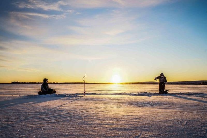 Pêche sur glace sur un lac gelé